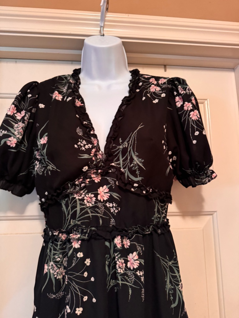 mi ami sold at Francesca’s Black Floral V-Neck Romper - sz small - Picture 5 of 9